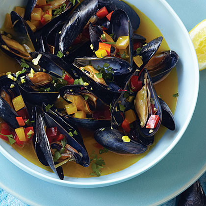 Steamed mussels scented and colored with saffrons